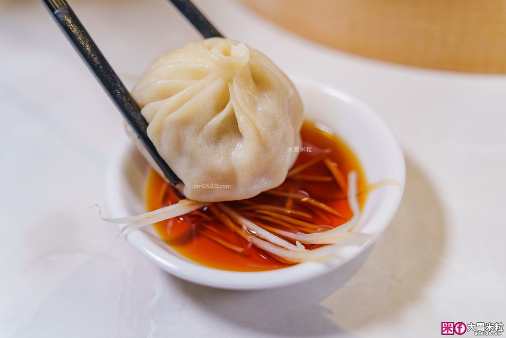 湯包控快衝！高雄人氣湯包插旗台北DreamPlaza百貨│招牌小籠湯包18摺手工現包一咬就爆汁！「漢來上海湯包」