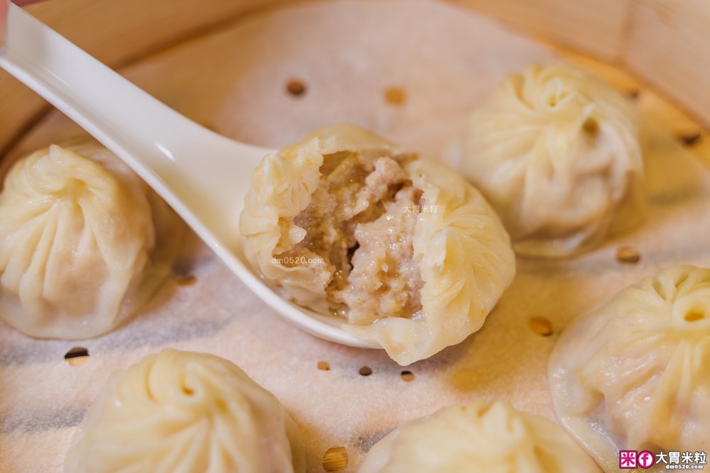 湯包控快衝！高雄人氣湯包插旗台北DreamPlaza百貨│招牌小籠湯包18摺手工現包一咬就爆汁！「漢來上海湯包」