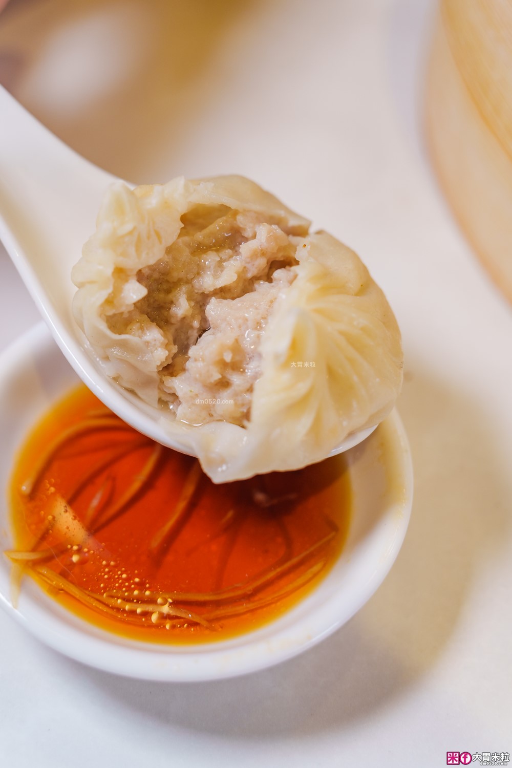 湯包控快衝！高雄人氣湯包插旗台北DreamPlaza百貨│招牌小籠湯包18摺手工現包一咬就爆汁！「漢來上海湯包」