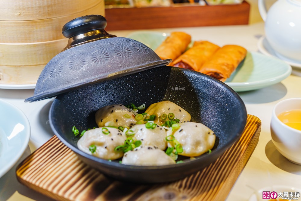 湯包控快衝！高雄人氣湯包插旗台北DreamPlaza百貨│招牌小籠湯包18摺手工現包一咬就爆汁！「漢來上海湯包」