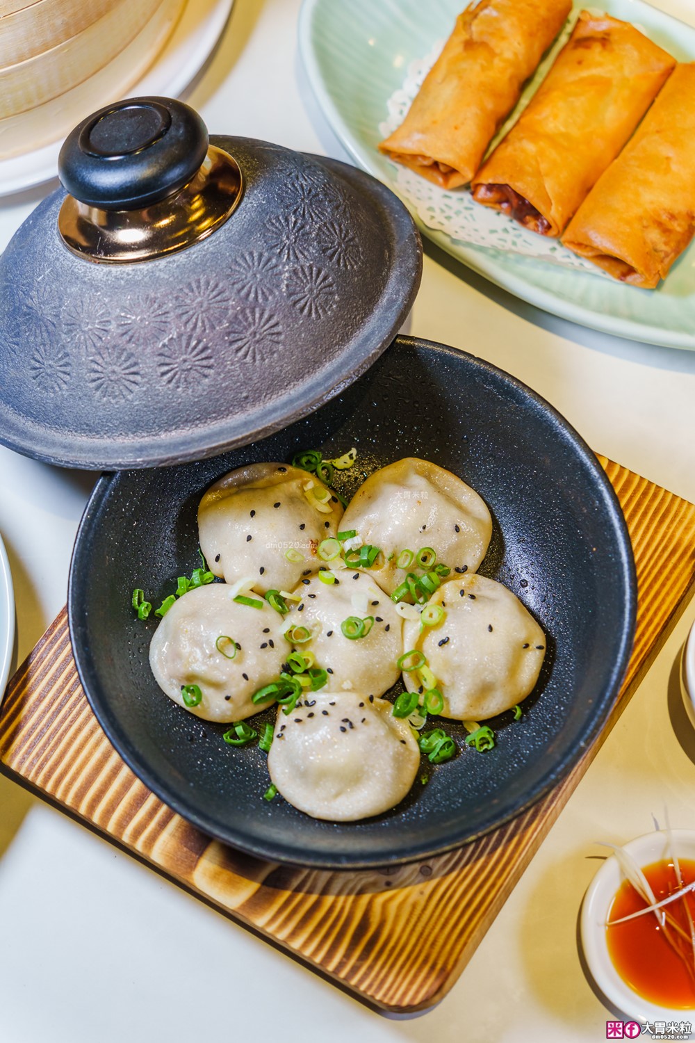 湯包控快衝！高雄人氣湯包插旗台北DreamPlaza百貨│招牌小籠湯包18摺手工現包一咬就爆汁！「漢來上海湯包」