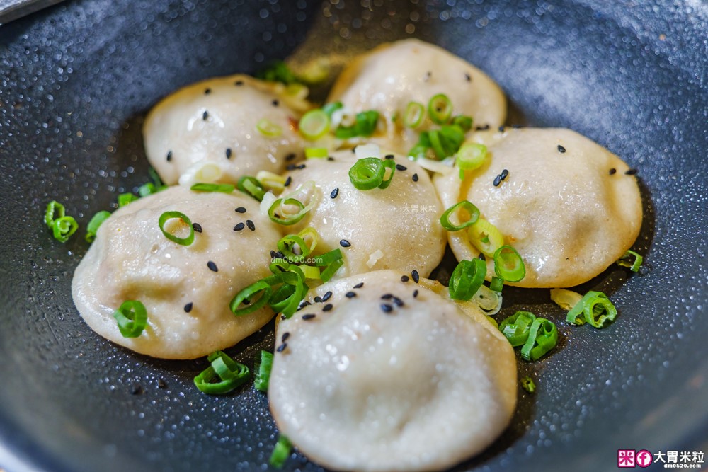 湯包控快衝！高雄人氣湯包插旗台北DreamPlaza百貨│招牌小籠湯包18摺手工現包一咬就爆汁！「漢來上海湯包」