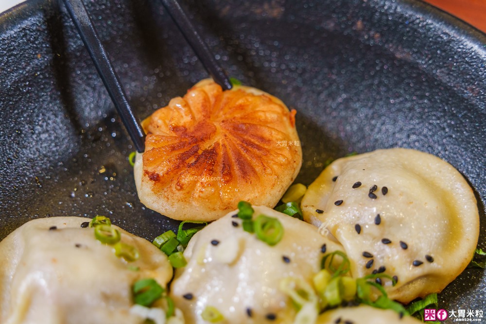 湯包控快衝！高雄人氣湯包插旗台北DreamPlaza百貨│招牌小籠湯包18摺手工現包一咬就爆汁！「漢來上海湯包」