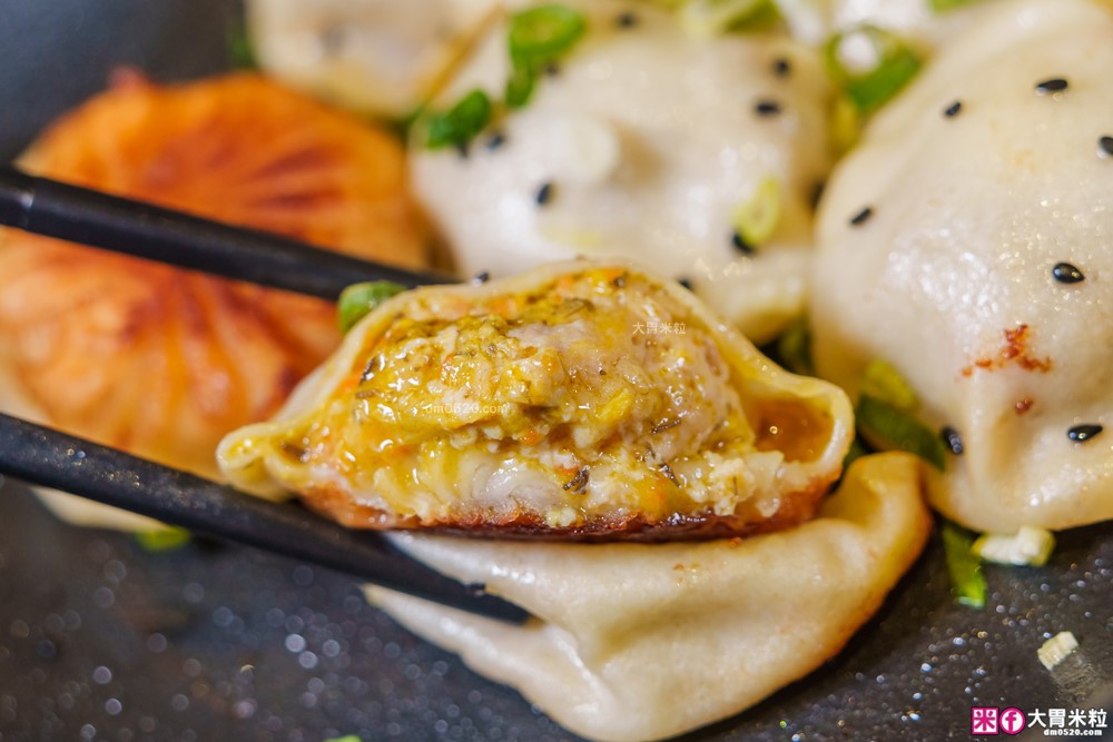 湯包控快衝！高雄人氣湯包插旗台北DreamPlaza百貨│招牌小籠湯包18摺手工現包一咬就爆汁！「漢來上海湯包」