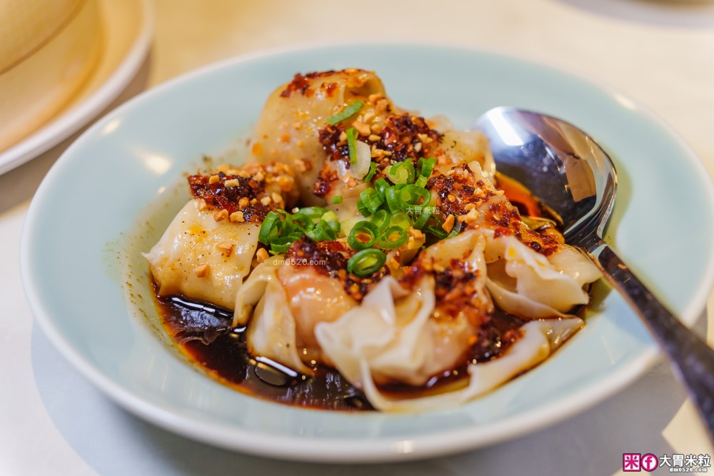 湯包控快衝！高雄人氣湯包插旗台北DreamPlaza百貨│招牌小籠湯包18摺手工現包一咬就爆汁！「漢來上海湯包」