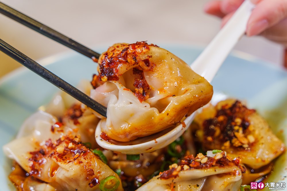 湯包控快衝！高雄人氣湯包插旗台北DreamPlaza百貨│招牌小籠湯包18摺手工現包一咬就爆汁！「漢來上海湯包」