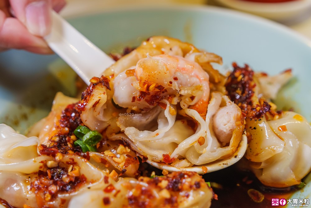 湯包控快衝！高雄人氣湯包插旗台北DreamPlaza百貨│招牌小籠湯包18摺手工現包一咬就爆汁！「漢來上海湯包」