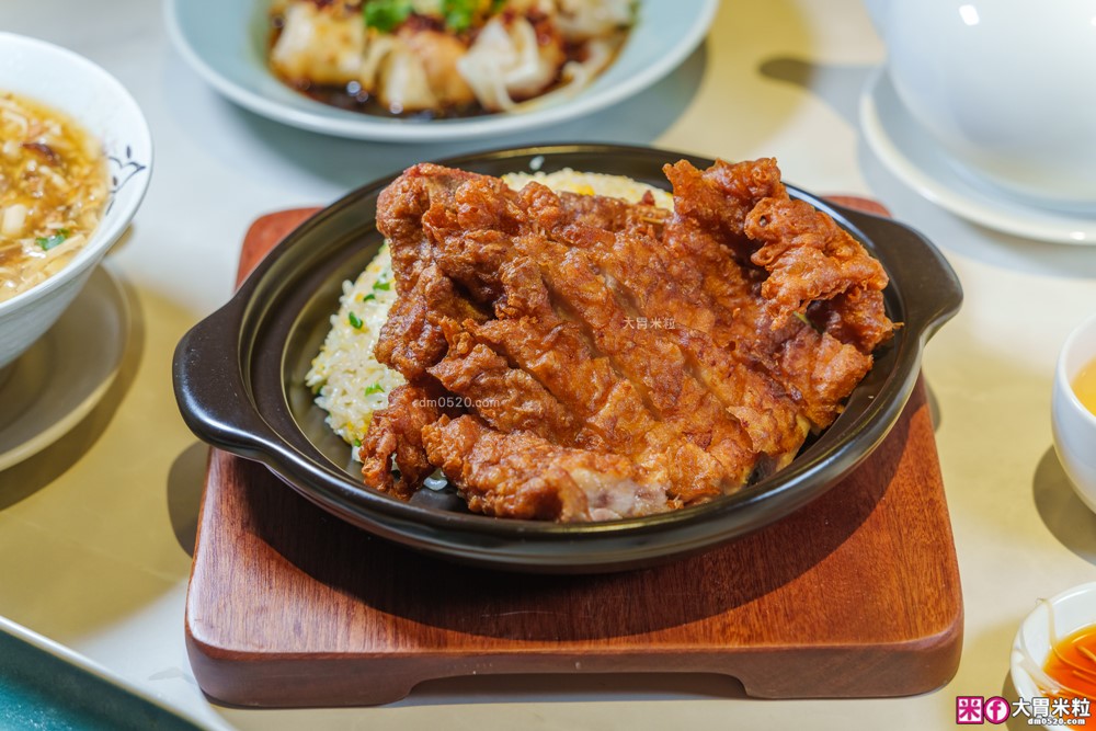 湯包控快衝！高雄人氣湯包插旗台北DreamPlaza百貨│招牌小籠湯包18摺手工現包一咬就爆汁！「漢來上海湯包」