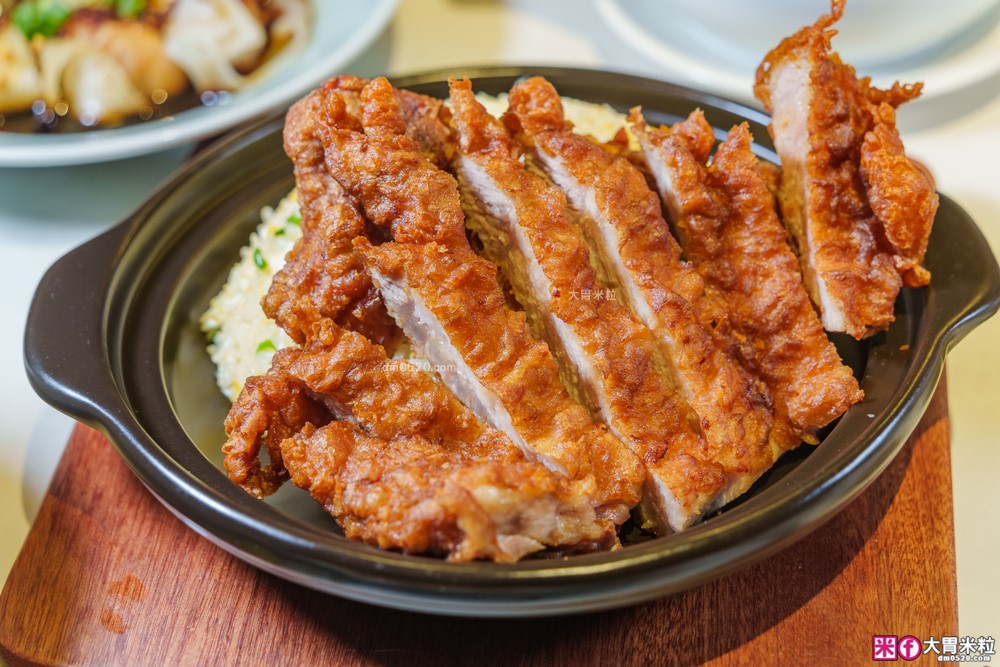 湯包控快衝！高雄人氣湯包插旗台北DreamPlaza百貨│招牌小籠湯包18摺手工現包一咬就爆汁！「漢來上海湯包」