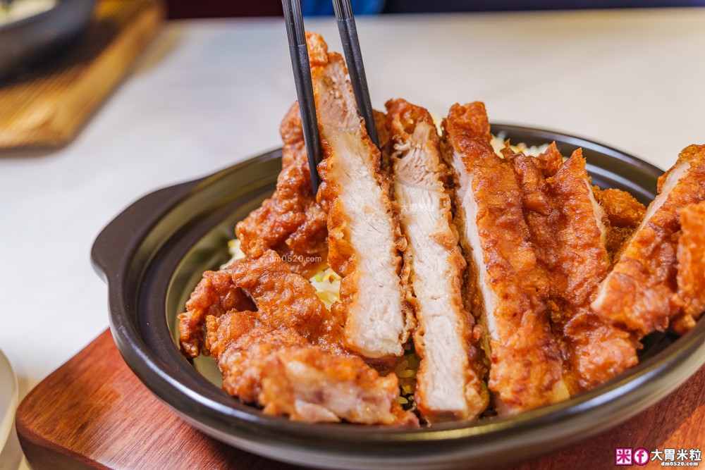 湯包控快衝！高雄人氣湯包插旗台北DreamPlaza百貨│招牌小籠湯包18摺手工現包一咬就爆汁！「漢來上海湯包」