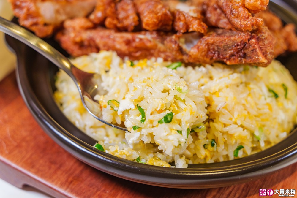 湯包控快衝！高雄人氣湯包插旗台北DreamPlaza百貨│招牌小籠湯包18摺手工現包一咬就爆汁！「漢來上海湯包」