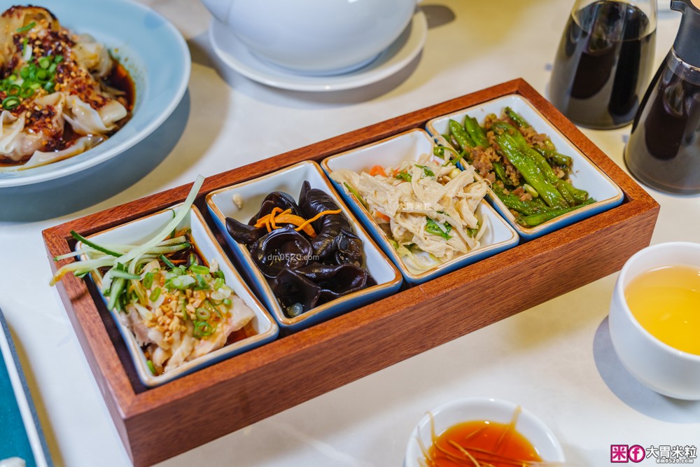 湯包控快衝！高雄人氣湯包插旗台北DreamPlaza百貨│招牌小籠湯包18摺手工現包一咬就爆汁！「漢來上海湯包」