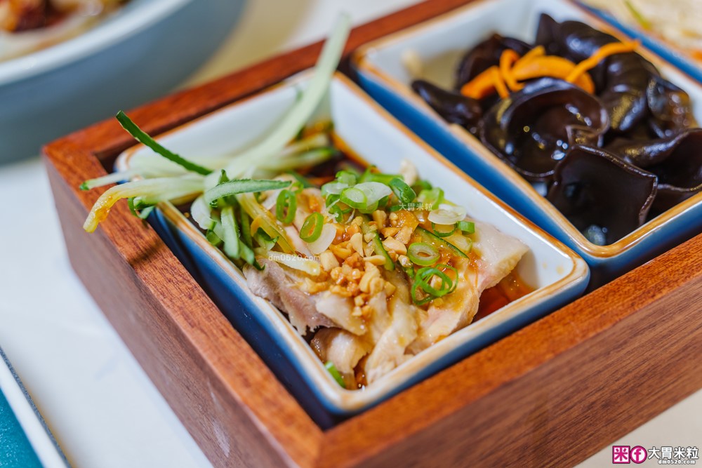 湯包控快衝！高雄人氣湯包插旗台北DreamPlaza百貨│招牌小籠湯包18摺手工現包一咬就爆汁！「漢來上海湯包」