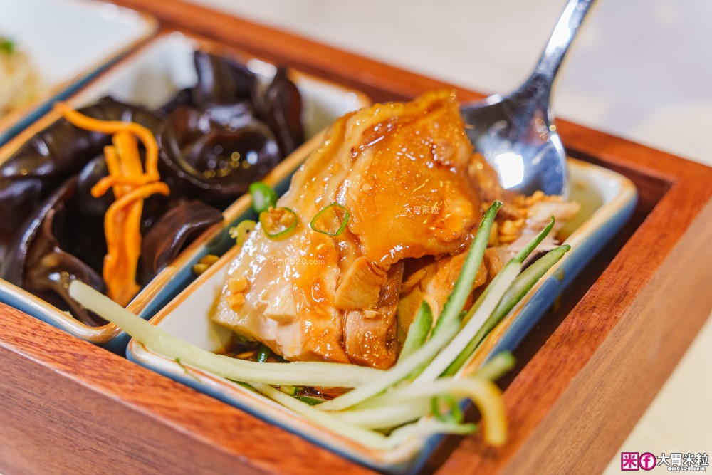 湯包控快衝！高雄人氣湯包插旗台北DreamPlaza百貨│招牌小籠湯包18摺手工現包一咬就爆汁！「漢來上海湯包」