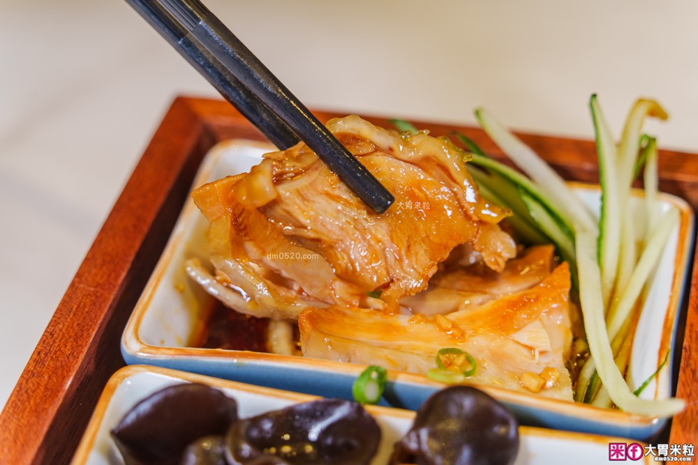 湯包控快衝！高雄人氣湯包插旗台北DreamPlaza百貨│招牌小籠湯包18摺手工現包一咬就爆汁！「漢來上海湯包」