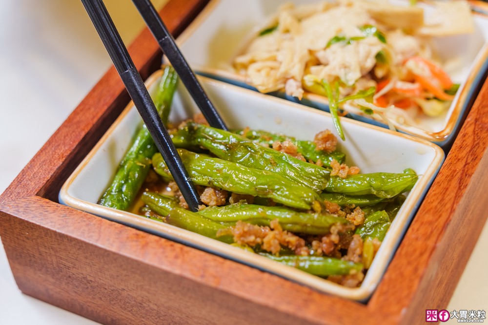 湯包控快衝！高雄人氣湯包插旗台北DreamPlaza百貨│招牌小籠湯包18摺手工現包一咬就爆汁！「漢來上海湯包」