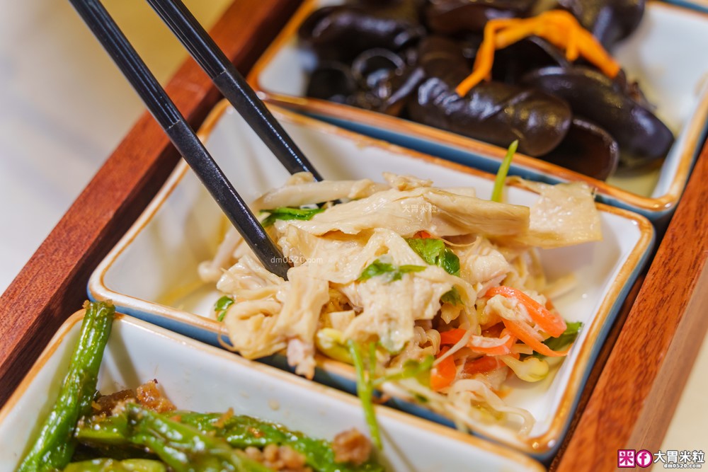 湯包控快衝！高雄人氣湯包插旗台北DreamPlaza百貨│招牌小籠湯包18摺手工現包一咬就爆汁！「漢來上海湯包」