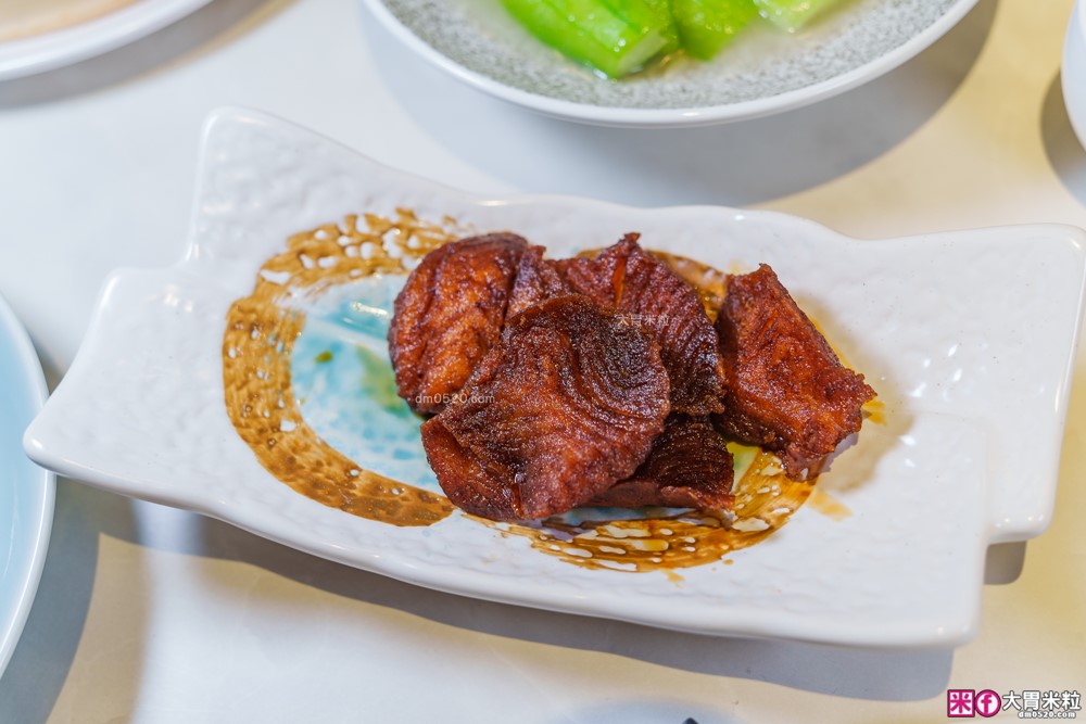 湯包控快衝！高雄人氣湯包插旗台北DreamPlaza百貨│招牌小籠湯包18摺手工現包一咬就爆汁！「漢來上海湯包」