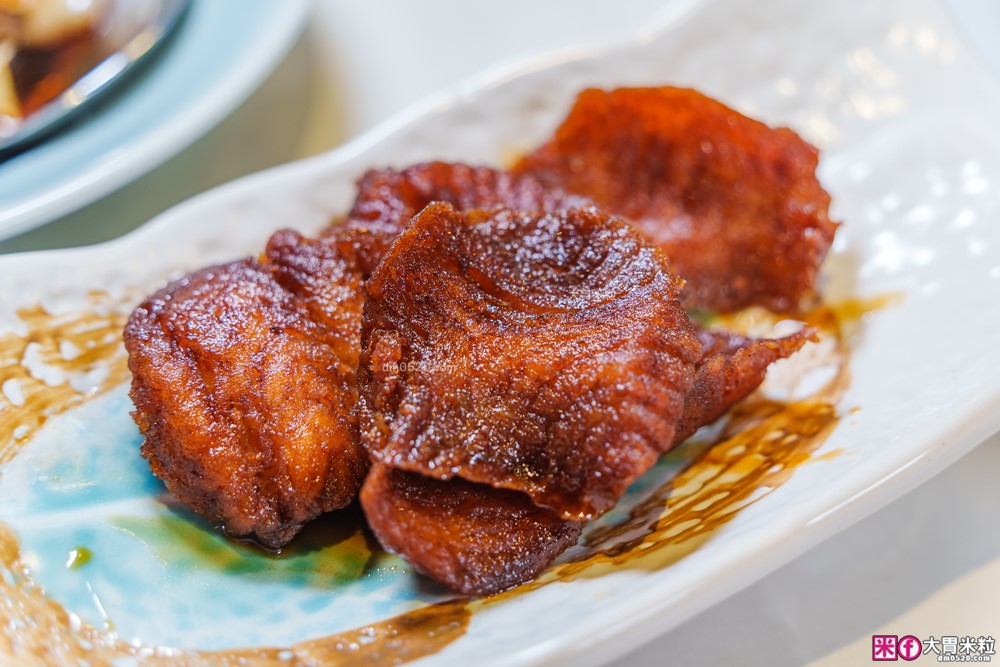 湯包控快衝！高雄人氣湯包插旗台北DreamPlaza百貨│招牌小籠湯包18摺手工現包一咬就爆汁！「漢來上海湯包」