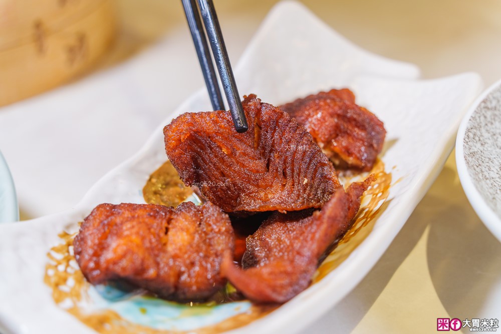 湯包控快衝！高雄人氣湯包插旗台北DreamPlaza百貨│招牌小籠湯包18摺手工現包一咬就爆汁！「漢來上海湯包」