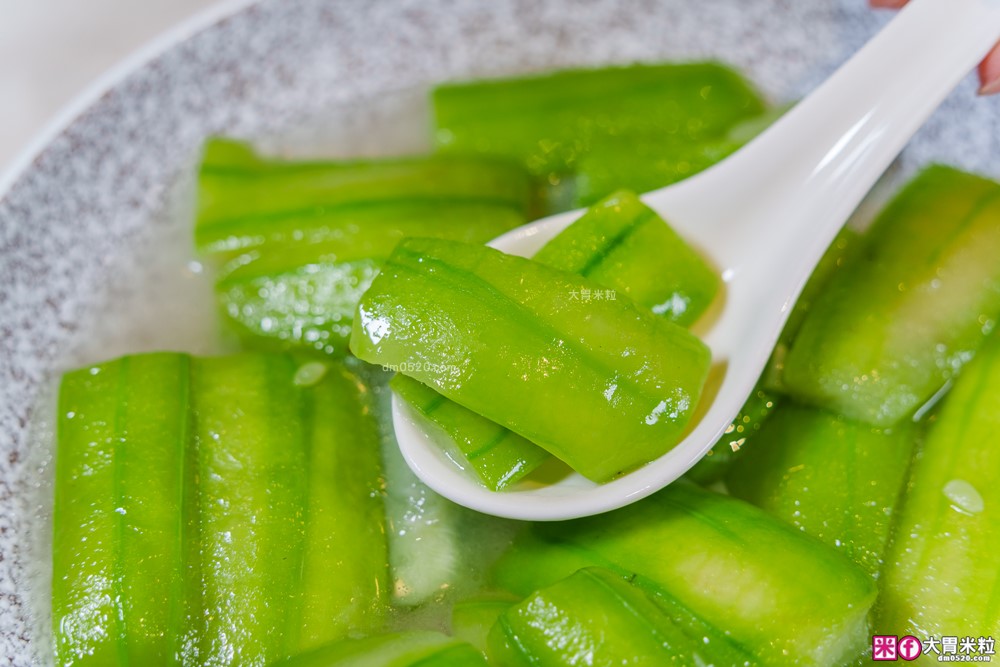 湯包控快衝！高雄人氣湯包插旗台北DreamPlaza百貨│招牌小籠湯包18摺手工現包一咬就爆汁！「漢來上海湯包」