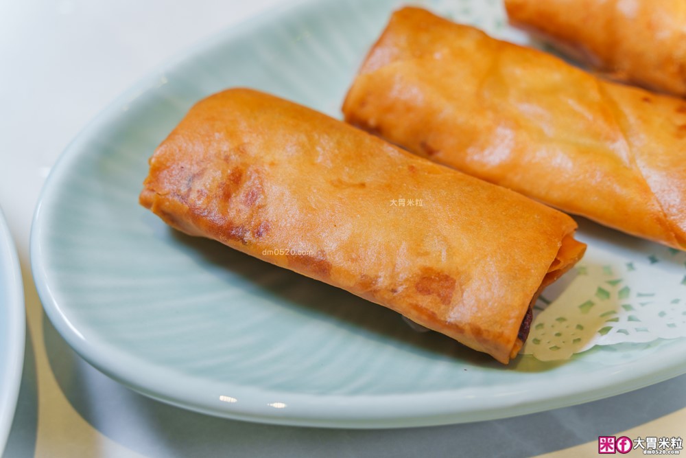 湯包控快衝！高雄人氣湯包插旗台北DreamPlaza百貨│招牌小籠湯包18摺手工現包一咬就爆汁！「漢來上海湯包」