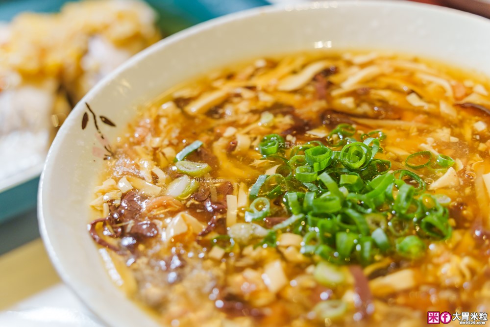 湯包控快衝！高雄人氣湯包插旗台北DreamPlaza百貨│招牌小籠湯包18摺手工現包一咬就爆汁！「漢來上海湯包」