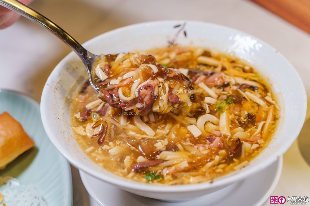 湯包控快衝！高雄人氣湯包插旗台北DreamPlaza百貨│招牌小籠湯包18摺手工現包一咬就爆汁！「漢來上海湯包」