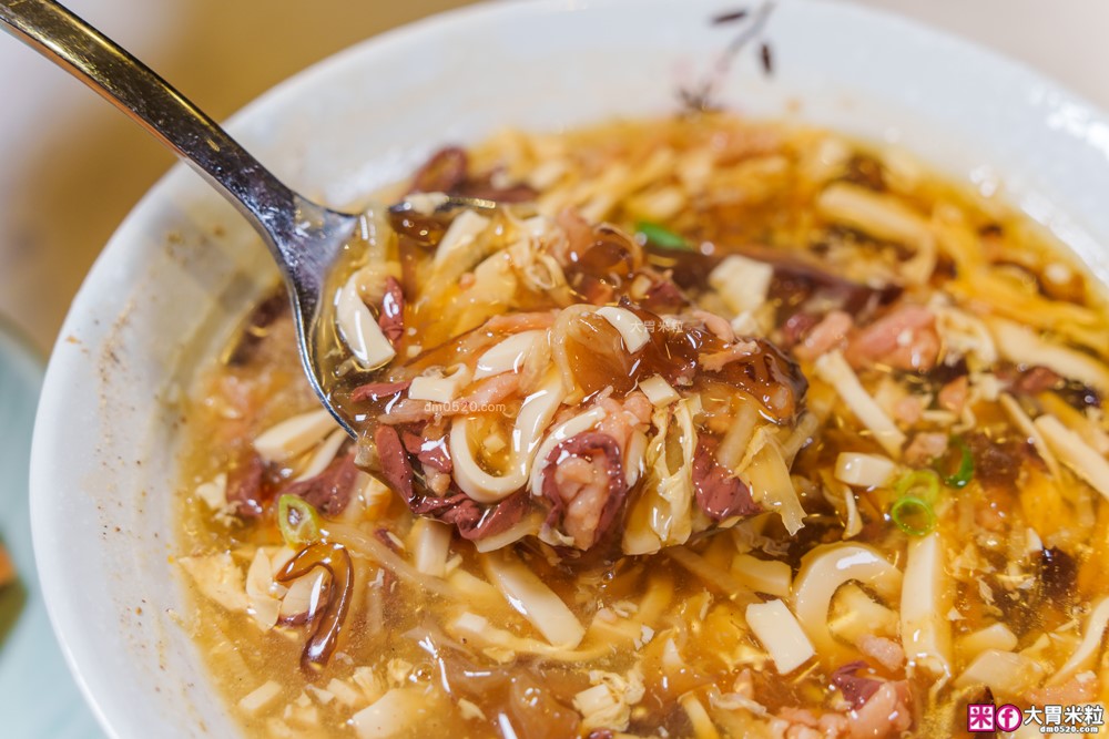 湯包控快衝！高雄人氣湯包插旗台北DreamPlaza百貨│招牌小籠湯包18摺手工現包一咬就爆汁！「漢來上海湯包」