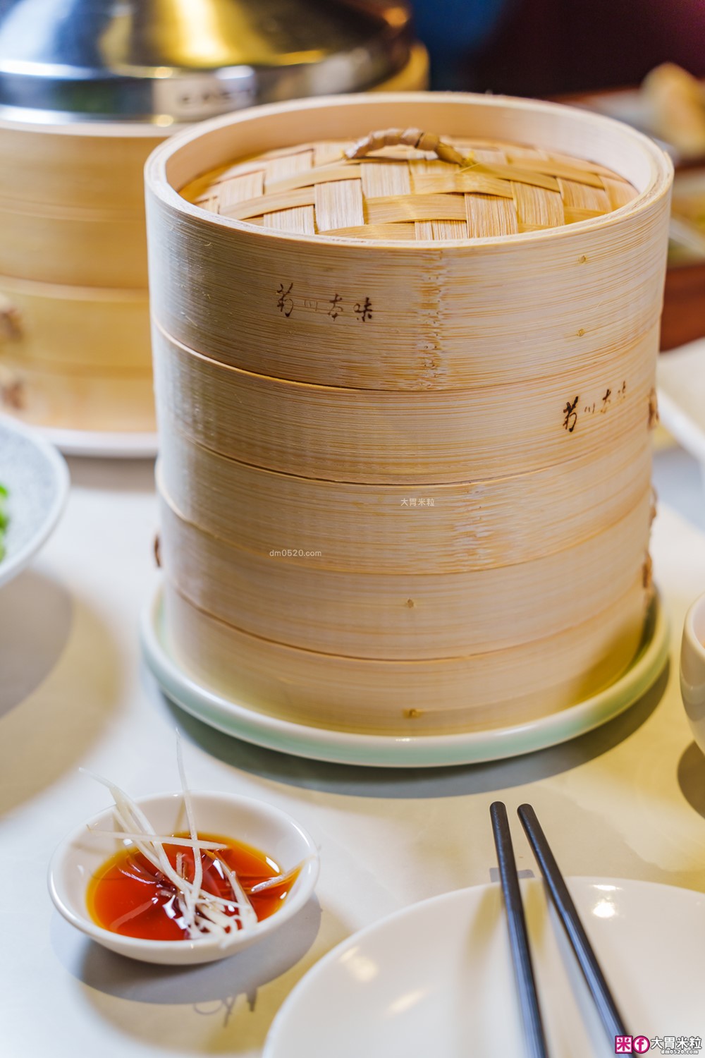 湯包控快衝！高雄人氣湯包插旗台北DreamPlaza百貨│招牌小籠湯包18摺手工現包一咬就爆汁！「漢來上海湯包」