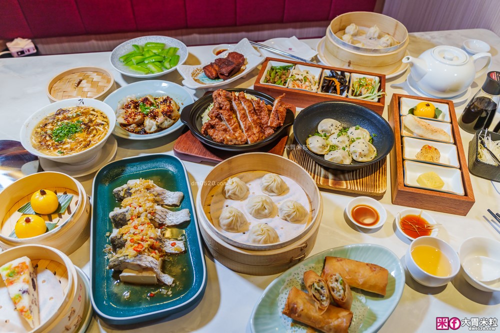 湯包控快衝！高雄人氣湯包插旗台北DreamPlaza百貨│招牌小籠湯包18摺手工現包一咬就爆汁！「漢來上海湯包」