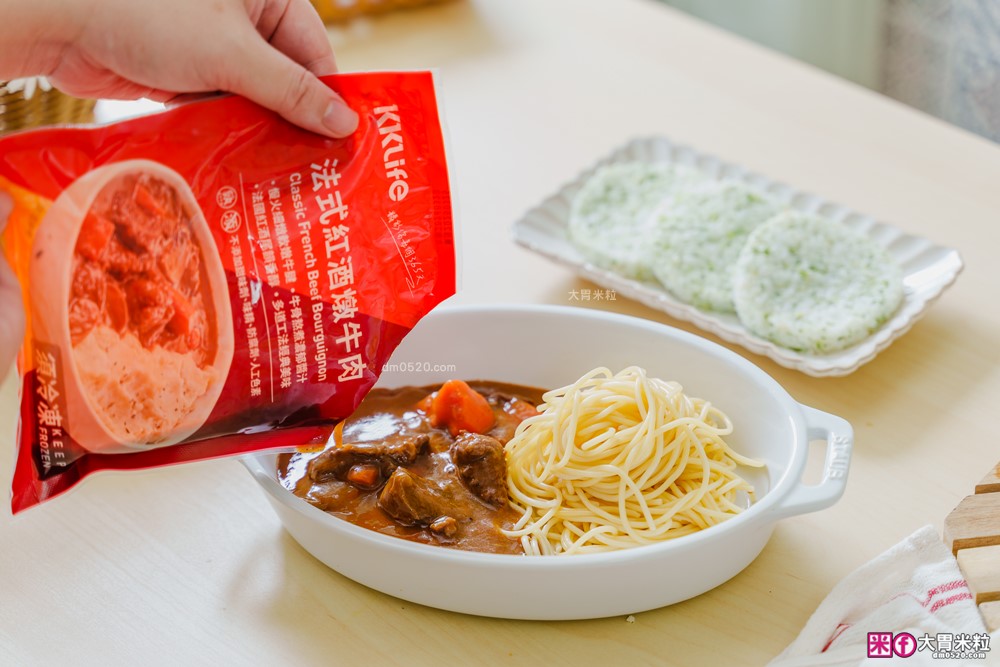 加熱5分鐘環遊世界「KKLife 冷凍料理包開箱」日式牛肉咖哩/法式紅酒燉牛肉/印度奶油咖哩，宅家吃異國料理超簡單