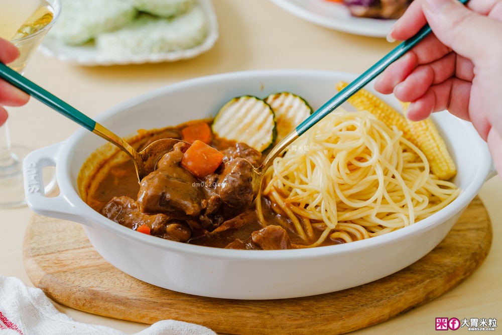 加熱5分鐘環遊世界「KKLife 冷凍料理包開箱」日式牛肉咖哩/法式紅酒燉牛肉/印度奶油咖哩，宅家吃異國料理超簡單