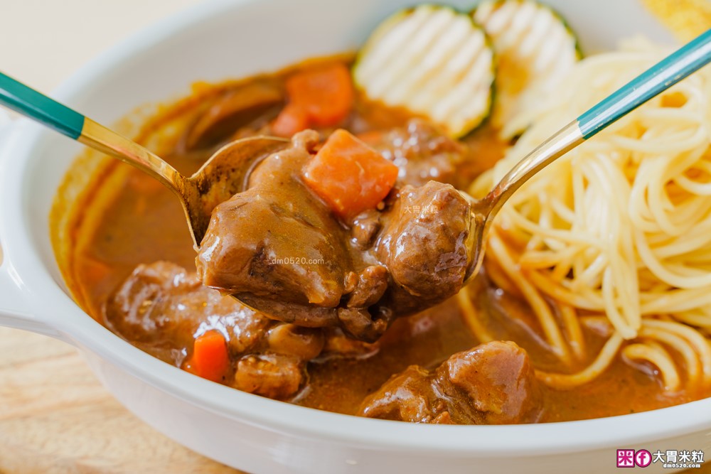 加熱5分鐘環遊世界「KKLife 冷凍料理包開箱」日式牛肉咖哩/法式紅酒燉牛肉/印度奶油咖哩，宅家吃異國料理超簡單