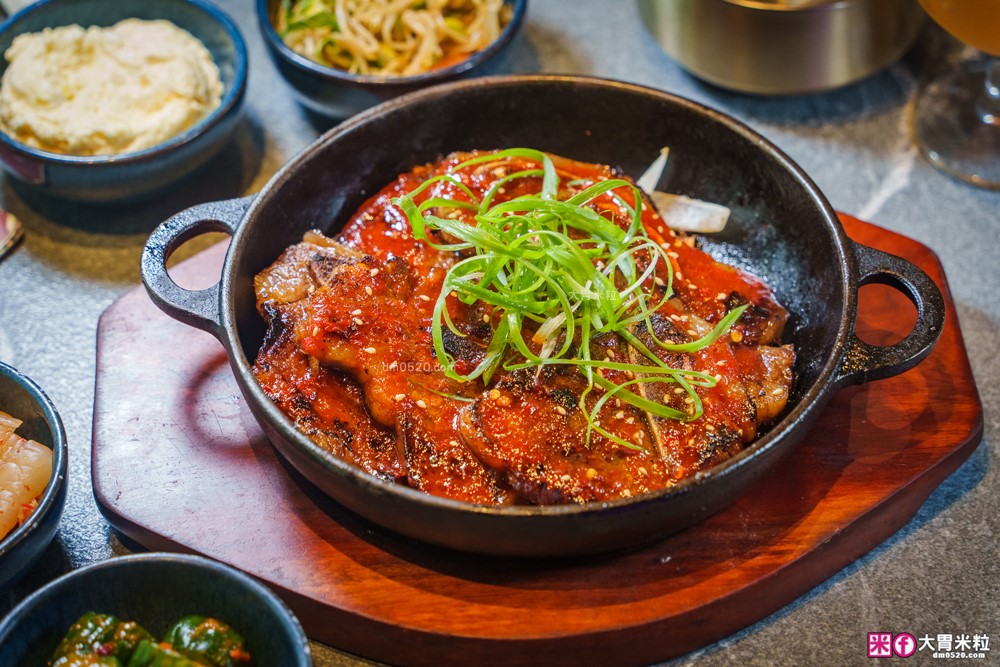 築間「紫木槿韓餐酒館」插旗台北大巨蛋~超Chill韓式料理+燒啤，看球聽演唱會聚餐必吃│捷運國父紀念館站美食推薦│台北韓式料理推薦