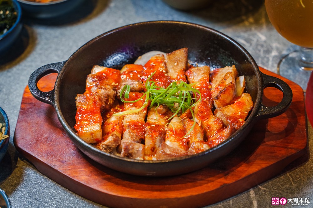 築間「紫木槿韓餐酒館」插旗台北大巨蛋~超Chill韓式料理+燒啤，看球聽演唱會聚餐必吃│捷運國父紀念館站美食推薦│台北韓式料理推薦