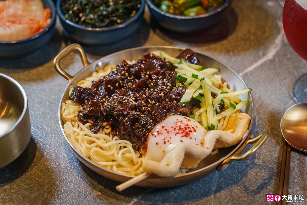 築間「紫木槿韓餐酒館」插旗台北大巨蛋~超Chill韓式料理+燒啤，看球聽演唱會聚餐必吃│捷運國父紀念館站美食推薦│台北韓式料理推薦