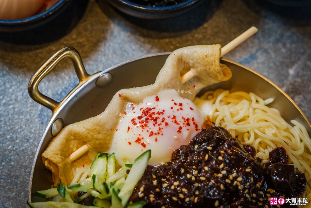 築間「紫木槿韓餐酒館」插旗台北大巨蛋~超Chill韓式料理+燒啤，看球聽演唱會聚餐必吃│捷運國父紀念館站美食推薦│台北韓式料理推薦