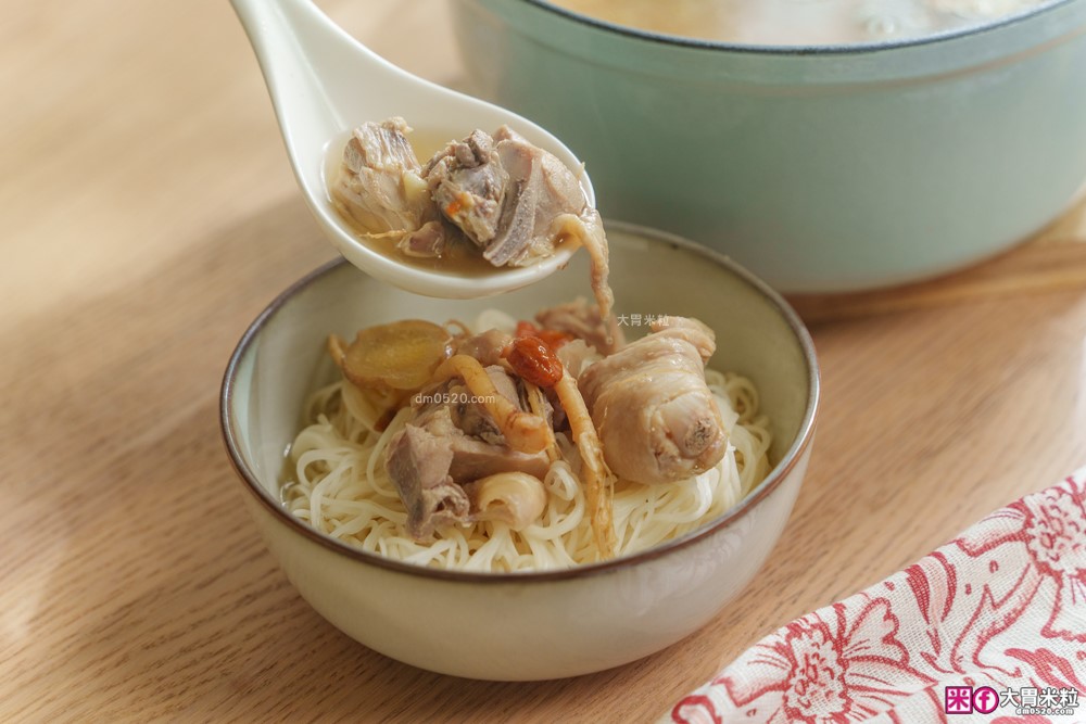 Costco好市多美食必買推薦「名廚美饌人蔘雞湯」覆熱5分鐘開喝~上班族冬季進補不用等│人蔘雞湯創意吃法推薦