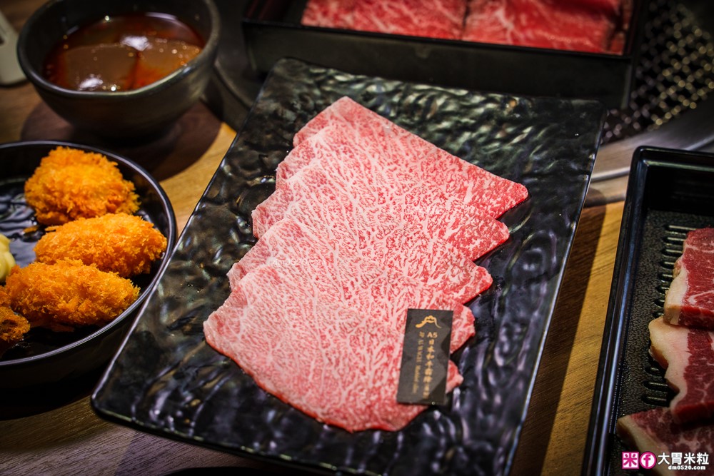 肉控聚餐慶生首選「赤富士日式無煙燒肉鍋物」日本A5+澳洲M9和牛吃到飽，大台北燒肉吃到飽推薦TOP1