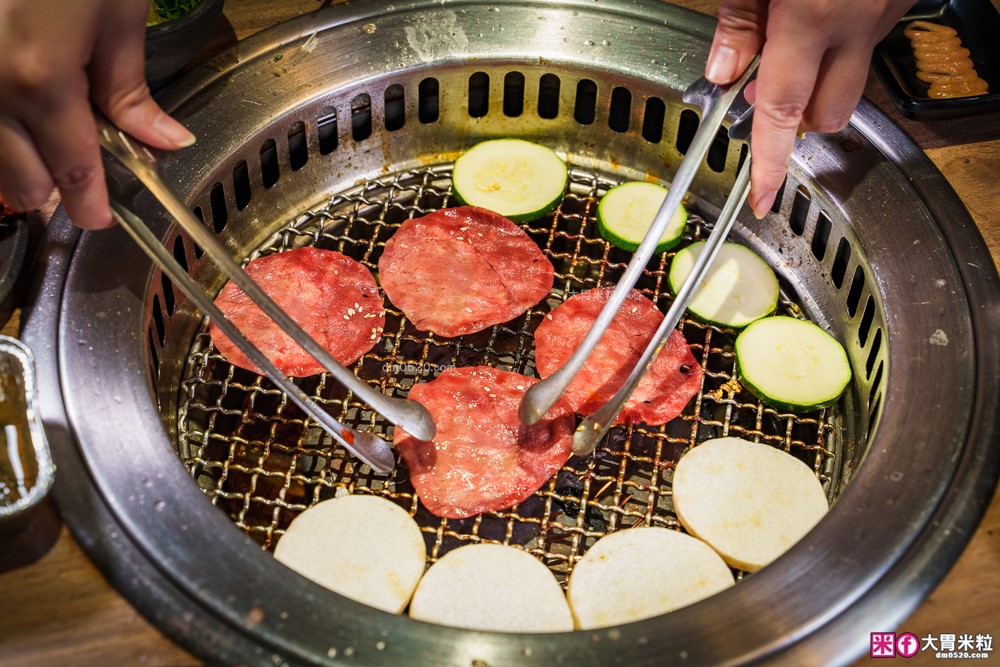 肉控聚餐慶生首選「赤富士日式無煙燒肉鍋物」日本A5+澳洲M9和牛吃到飽，大台北燒肉吃到飽推薦TOP1