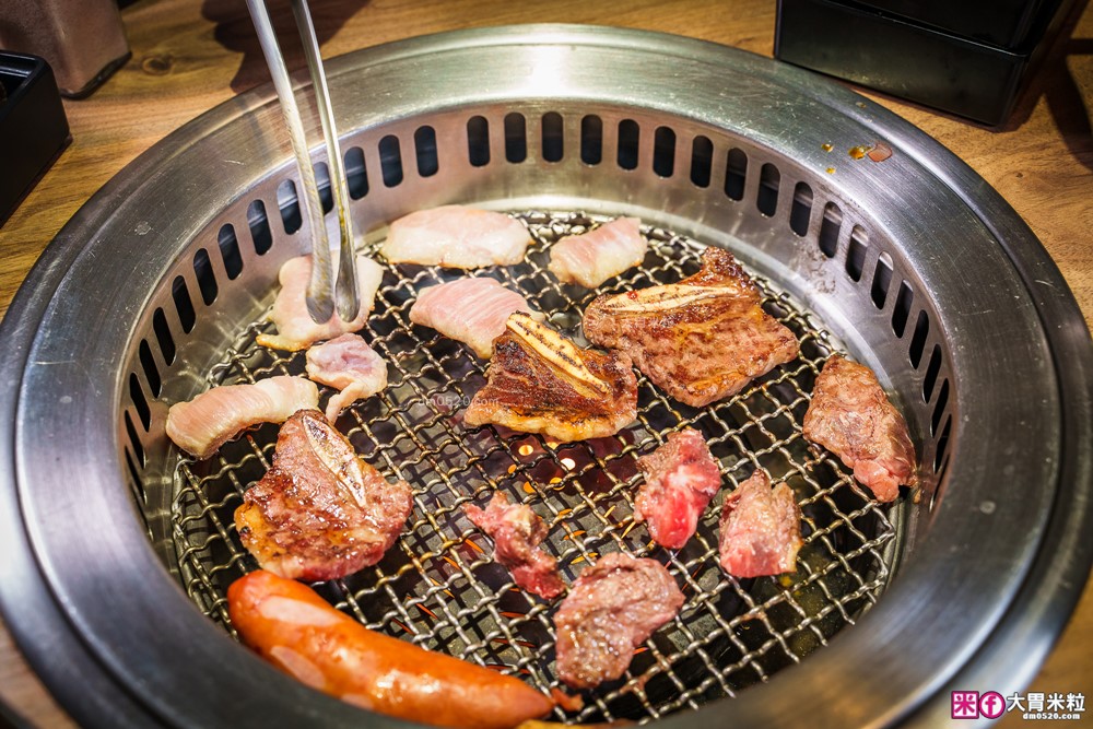 肉控聚餐慶生首選「赤富士日式無煙燒肉鍋物」日本A5+澳洲M9和牛吃到飽，大台北燒肉吃到飽推薦TOP1