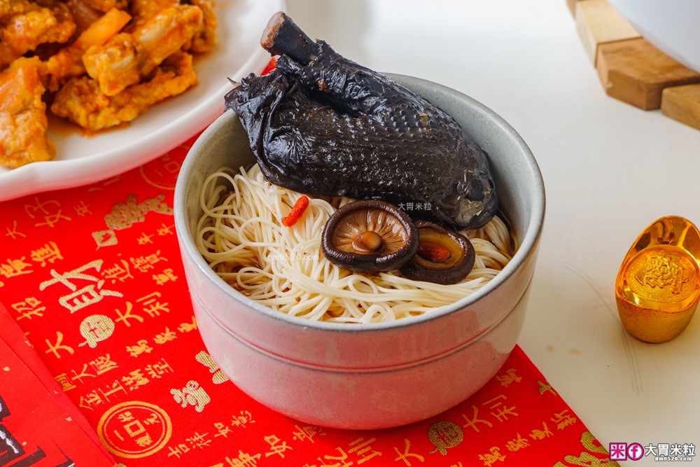 2026年菜預購瘋搶「momo賞星鮮」星級飯店冷凍年菜宅配到家~加碼再抽法國Staub鑄鐵鍋