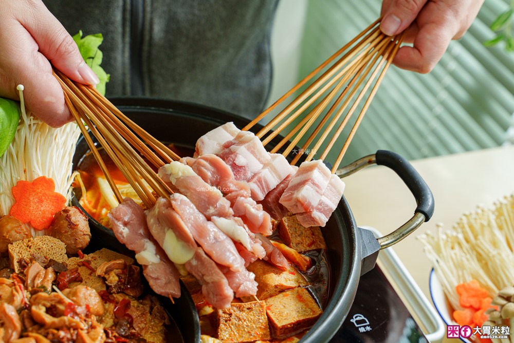 全家型錄隱藏版美食「名廚美饌麻辣串串鍋 + 名廚美饌麻奶鍋」雙鍋齊發~撸串自由在家實現│Costco好市多人氣熟食推薦