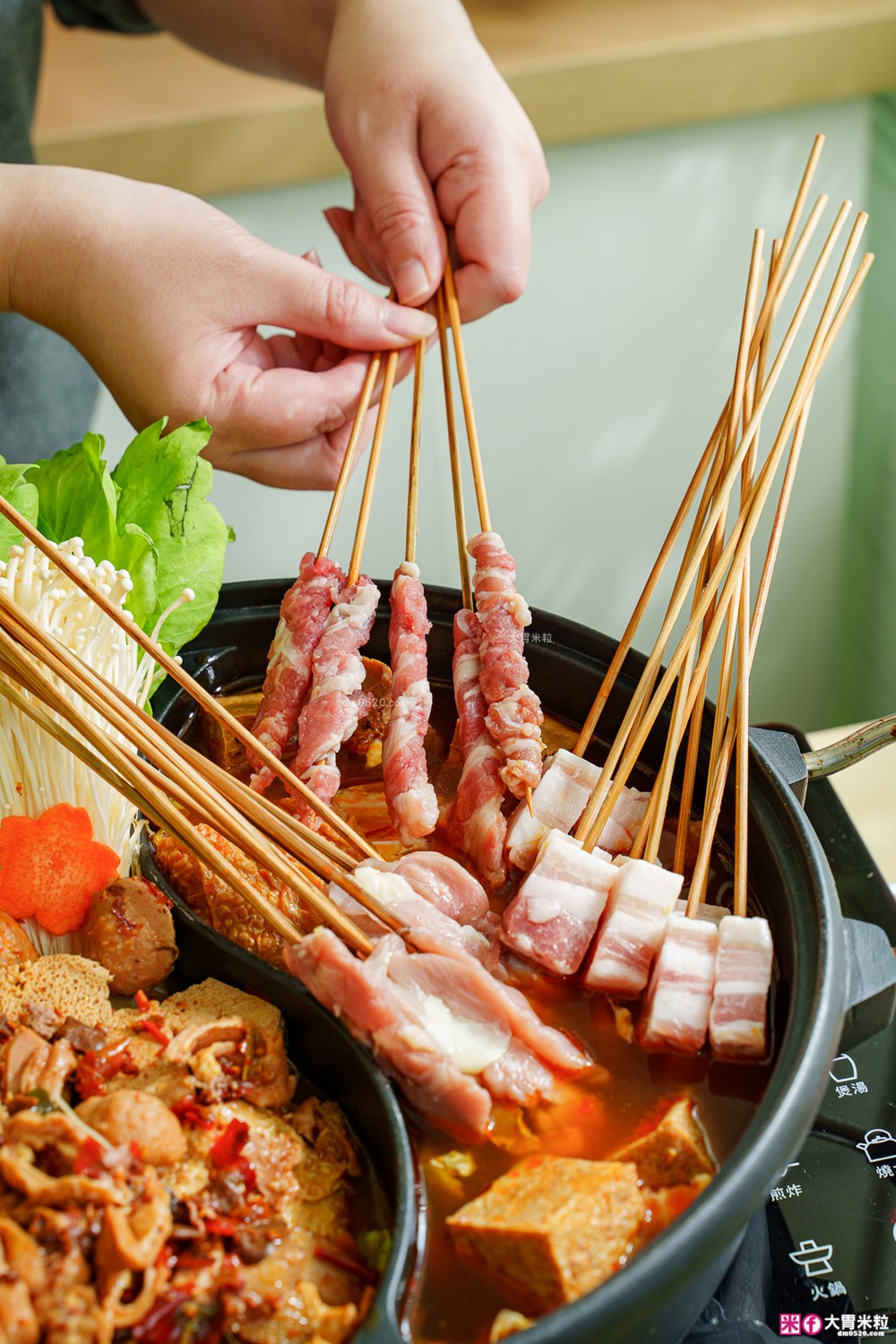 全家型錄隱藏版美食「名廚美饌麻辣串串鍋 + 名廚美饌麻奶鍋」雙鍋齊發~撸串自由在家實現│Costco好市多人氣熟食推薦