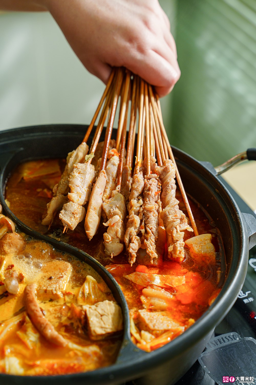 全家型錄隱藏版美食「名廚美饌麻辣串串鍋 + 名廚美饌麻奶鍋」雙鍋齊發~撸串自由在家實現│Costco好市多人氣熟食推薦