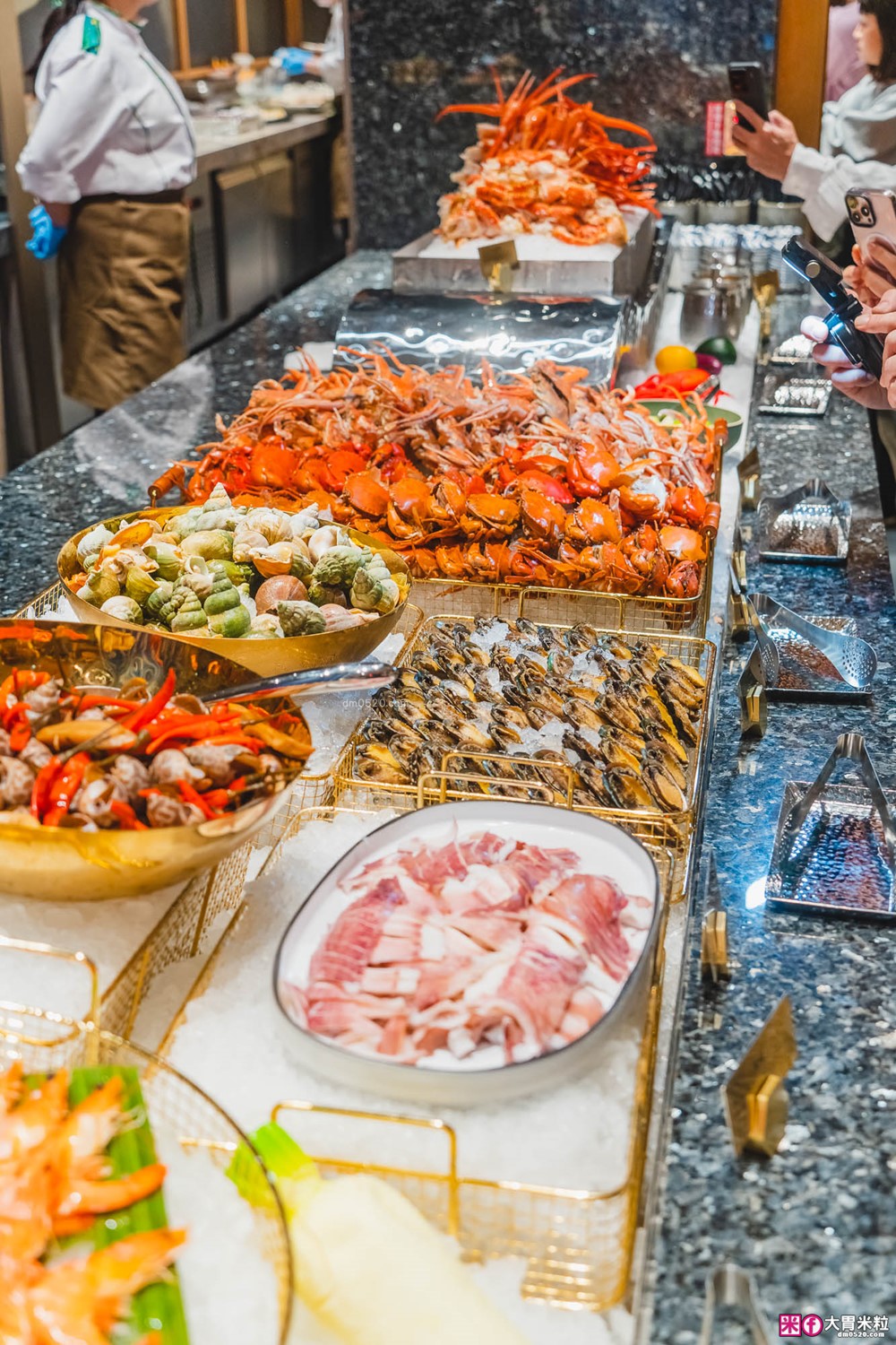 全台最難訂位Buffet登陸桃園│島語桃園台茂店菜單價位│9大主題島檯200道現做料理全攻略ｘ餐酒無限續│桃園Buffet吃到飽推薦