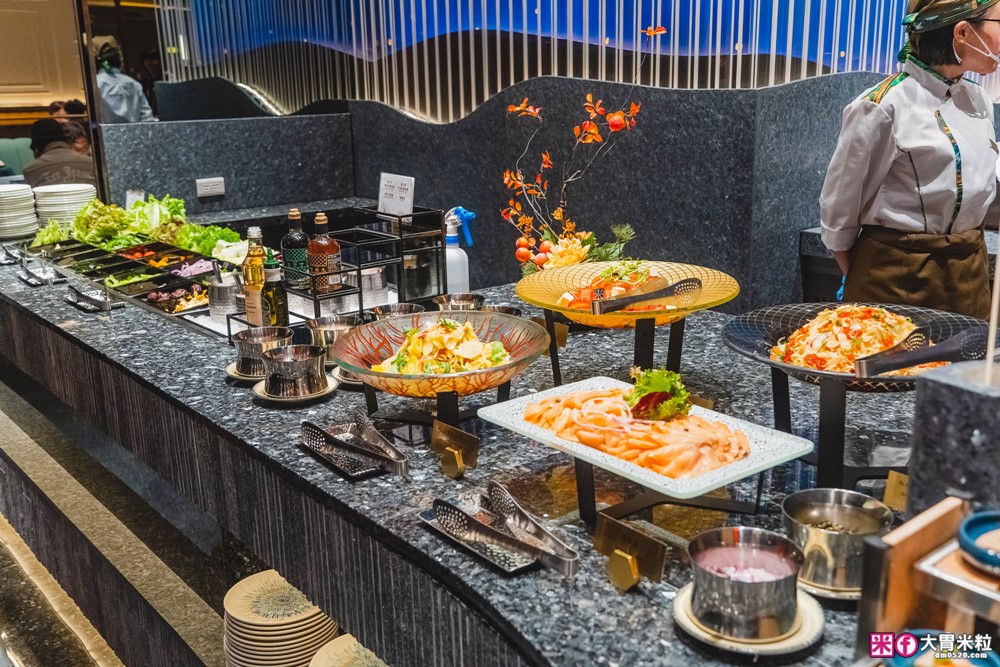 全台最難訂位Buffet登陸桃園│島語桃園台茂店菜單價位│9大主題島檯200道現做料理全攻略ｘ餐酒無限續│桃園Buffet吃到飽推薦