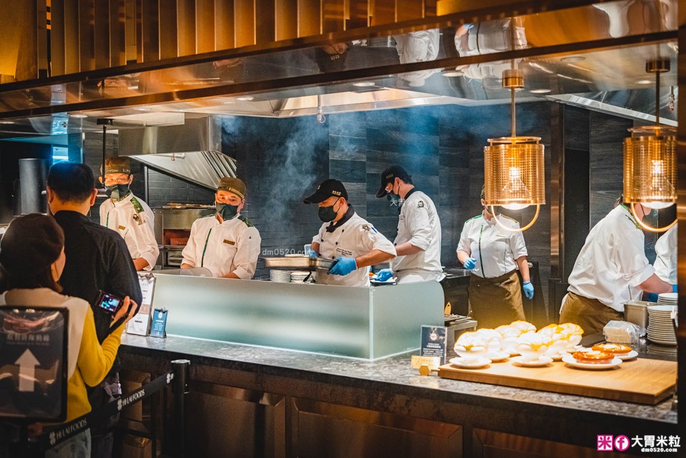 全台最難訂位Buffet登陸桃園│島語桃園台茂店菜單價位│9大主題島檯200道現做料理全攻略ｘ餐酒無限續│桃園Buffet吃到飽推薦