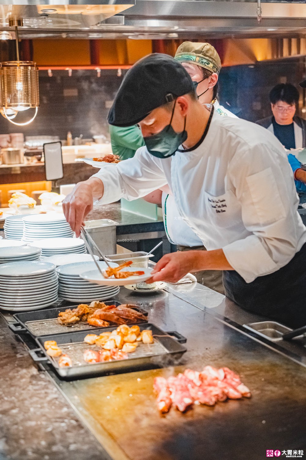 全台最難訂位Buffet登陸桃園│島語桃園台茂店菜單價位│9大主題島檯200道現做料理全攻略ｘ餐酒無限續│桃園Buffet吃到飽推薦